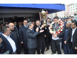 Milli Güreşçi Yozgat’ta Davul Zurna İle Karşılandı