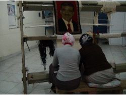 Kursiyerler Başbakan Ve Cumhurbaşkanı'nın Resmini Halıya İşledi