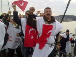 Boğaziçi Köprüsü'ne Kendilerini Zincirleyen Tekel İşçileri Gözaltına Alındı