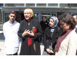 Claudia Roth Yaralı Polisi Hastanede Ziyaret Etti