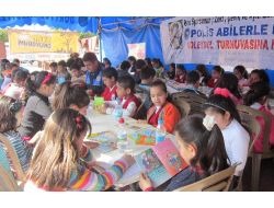 Polis Eliyle 5 Bin Kişi Kitap Okudu