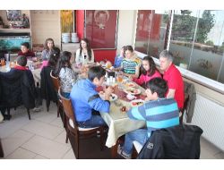 Başkan Akyüz, Kazazede Öğrencilere Moral Kahvaltısı Verdi