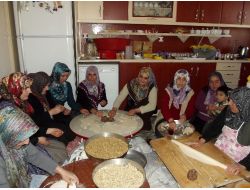 Öğrenciler İçin Mantı Yapıp Dolma Sarıyorlar