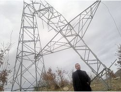 Sason’da Rüzgardan 100 Elektrik Direği Devrildi