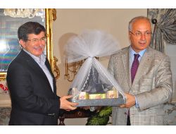 Bakan Davutoğlu, Vali Daşöz'ü Ziyaret Etti