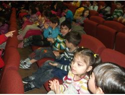 Minik Çocuklar Tiyatro İzledi