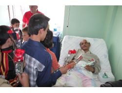 Kazazede Öğrenciler, Tır Sürücüsünü Hastanede Ziyaret Etti