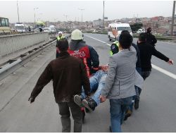 Emniyet Şeridindeki Tır'a Çarptı!