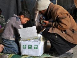 Cami Bahçesinde Yaşayan Suriyelilere Gıda Yardımı Yapıldı