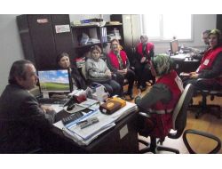 Kızılay Üyesi Kadınlar Huzurevi Sakinlerini Ziyaret Etti