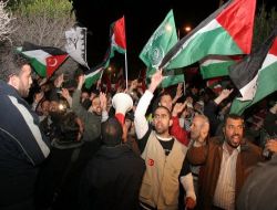 Filistin Konvoyu Ariş Limanı'nın Kapısını Kırdı