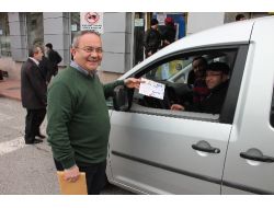 Park Sorununu Çözmek İçin Sürücülere Kart Dağıtıyor