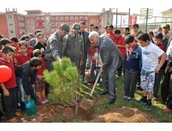 Adana’da Minik Eller Fidanları Toprakla Buluşturdu