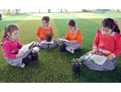 Öğrenciler Çiçeklere Kitap Okuyor