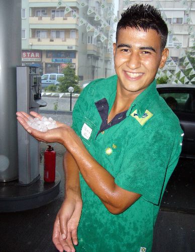 Yağmur ve dolu Edremit'i teslim aldı