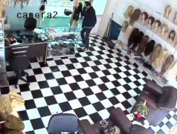 Paraları Görünce Yüzünü Kapamayı Unuttu