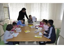 Yaptığı Resimlerle Otistik Çocukları Eğitiyor