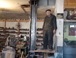 75’lik Dede Hurdalardan Kendine Asansör Yaptı