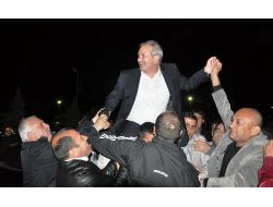 Başbakanın Elinden Ödül Alan Başkana Görkemli Karşılama