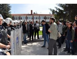Üniversitedeki Provokasyonu Polis Önledi
