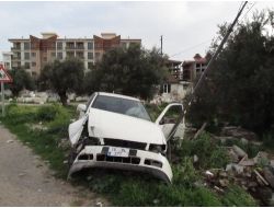 Kadın Sürücü, İki Çocuğuyla Elektrik Direğine Çarptı