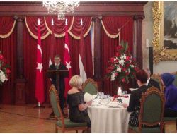 Gül: Şehitliğimize Gösterdiğiniz İtinadan Dolayı Teşekkür Ederim