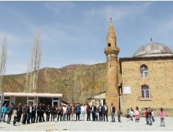 Bitlisli Köylüler Cami Minaresinde Şebeke Arıyor