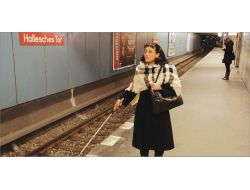 Almanya’da Hayata Görerek Değil, Dokunarak Tutundu