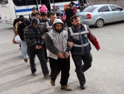 Uyuşturucu Operasyonu Zanlıları Adliyeye Kucaklarında Çocukları İle Geldi