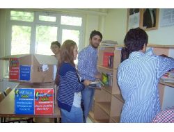 Üniversite Öğrencileri Köy Okulları İçin Kapı Kapı Dolaşıp Kitap Topluyor