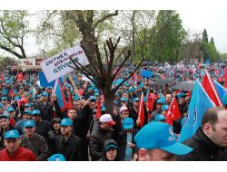 Türk Metal İşçilerinden Mess’e Protesto Yürüyüşü