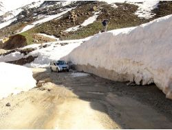 Bitlis’te Nisanda Bile 5 Metre Kar Var