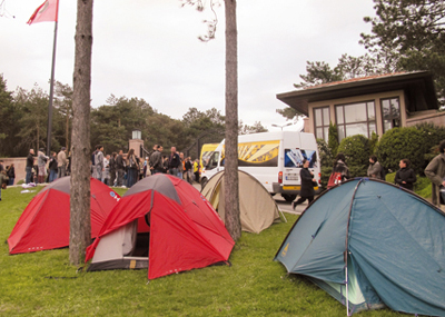 'Koç' işçileri için nöbet tutuyor!