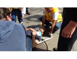 Motokurye Temizlik İşçisine Çarptı: 2 Yaralı