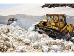 Muş'ta Kar Nedeniyle Kapalı Köy Yolunu Açmak İçin Ekipler 4 Gündür Çalışıyor