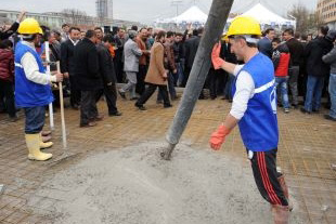 Hayati Yazıcı, çarşının temelini attı!