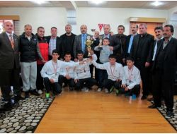 Başkan Yıldız, Atletleri Altınla Ödüllendirdi