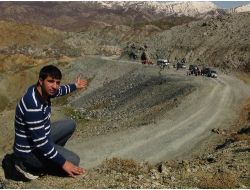 Bozuk Köy Yolunu Protesto Etmek İçin Yola Patates Ve Mısır Ektiler