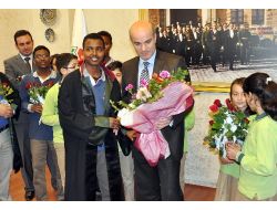 Somalili Öğrencilerden Avukatlara Pasta İkramı