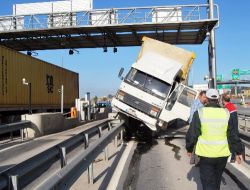 Lastiği Patlayan Kamyon Gişeleri Harabeye Çevirdi