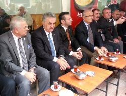 Bakan Yazıcı, Cuma Namazı Sonra Çay Ocağında Çay İçerek Esnafla Sohbet Etti