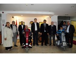 Hatay Birlik Vakfı, 2 Engelliye Akülü Araç Hediye Etti