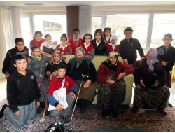 Hamit Acar Ortaokulu'nun Öğrencilerinin Tamamı Huzurevini Ziyaret Etti