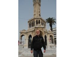 İzmirli Esnafın Tek Kişilik Travesti Eylemi