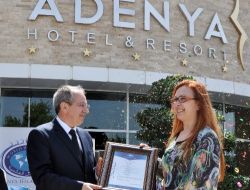 Türkiye’nin İlk Helal Turizm Hizmet Belgesini Adenya Otel Aldı
