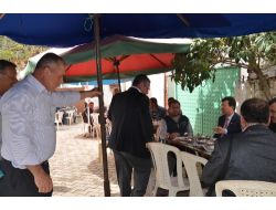 Düğüne Katılan Ak Parti'li Vekilerin Üzerine Şemsiye Devrildi