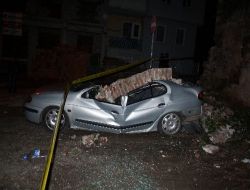 5 Dakika Önce Ayrıldıkları Otomobilin Üzerine Duvar Yıkıldı