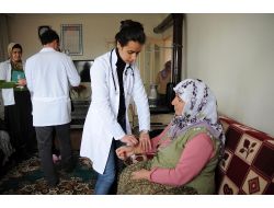 Hemşirelik Öğrencileri Ders İçin Halka Sağlığı Anlatıyor