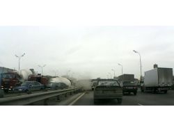 Devrilen Beton Mikseri Karayolunu Birbirine Kattı