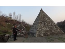 Defineciler Türbeyi Tahrip Etti